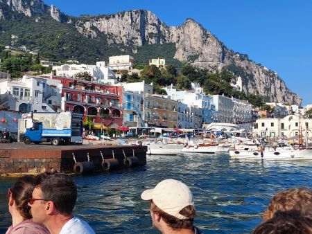 Der Hafen von Capri. Im Hintergrund am Felsen die Straße nach Anacapri - auf Stelzen!