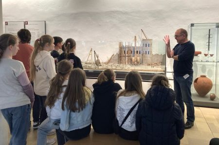 Im Historischen Museum vor dem Modell vom Bau des Castra Regina
