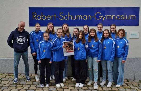 So sehen Sieger aus - Schulleiter StD Zell gratuliert zum Gewinn der Bayerischen Meisterschaft
