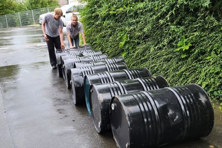 Fässer kann man tragen - oder rollen, wenn man zum Tragen zu faul ist.