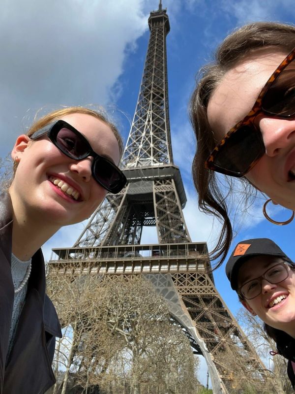 Vor dem Eiffelturm