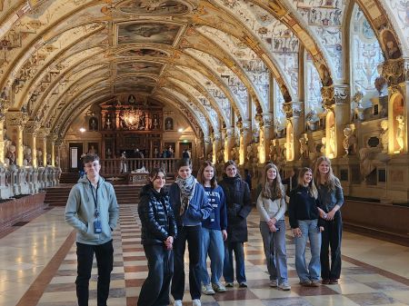 Schülerinnen und Schüler im Antiquarium der Münchner Residenz