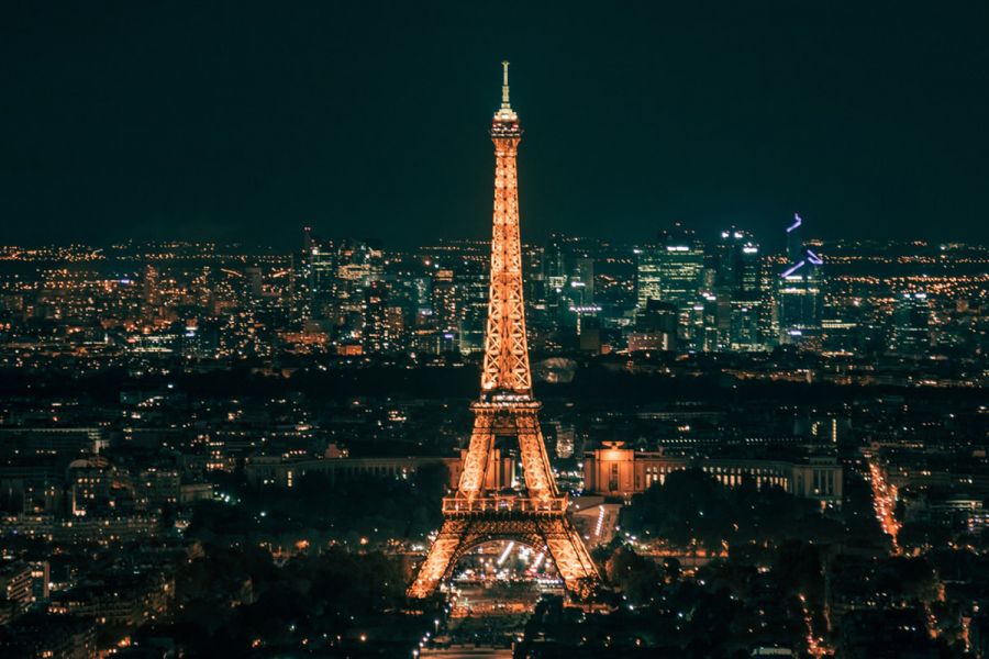 Paris mit Eifelturm bei Nacht