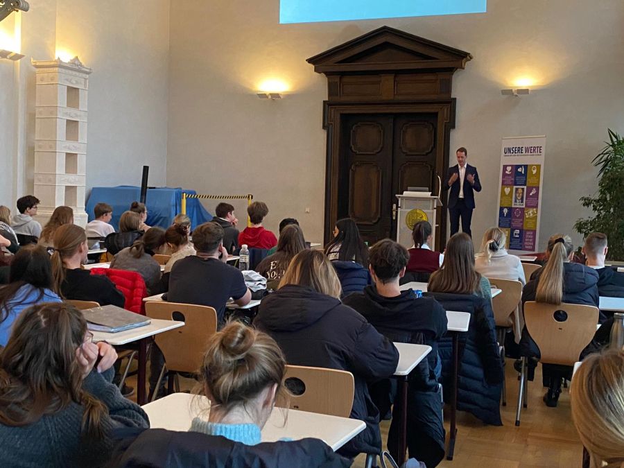 Herr Maximilian Golbs in der Aula des RSG