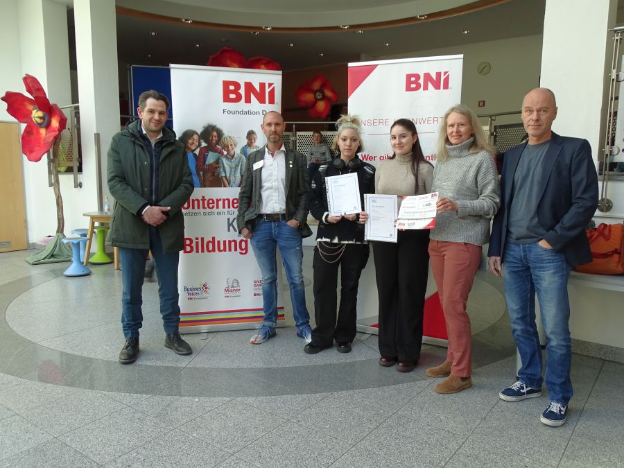 Vertreter von BNI und RSG mit den erfolgreichen Schülerinnen