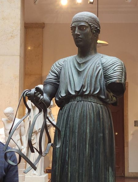 Der Wagenlenker von Delphi, Detail