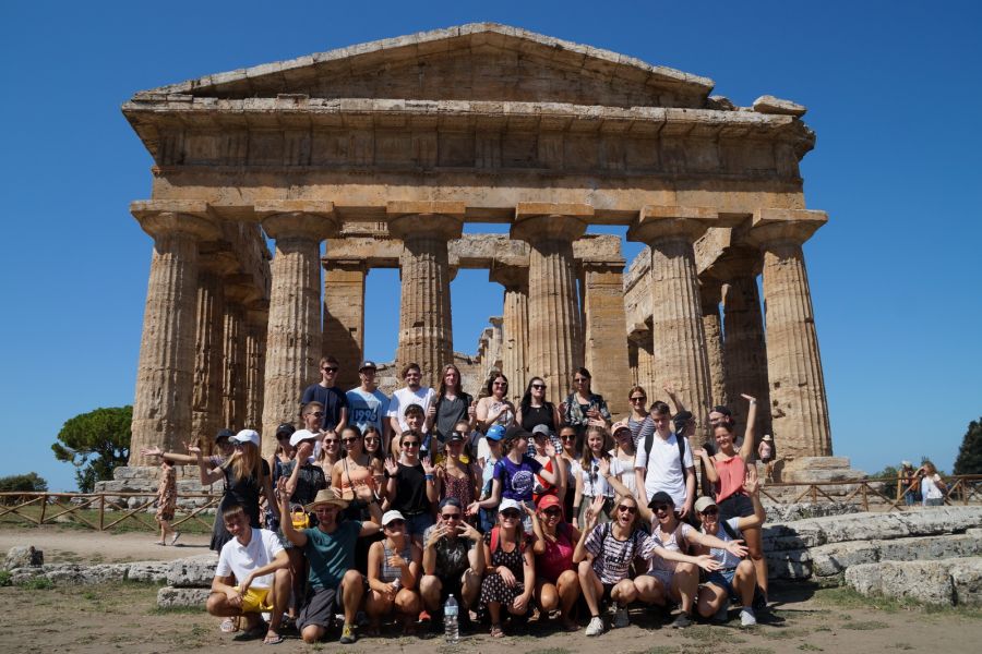 Gruppenfoto vor dem Neptun-Tempel in Paestum